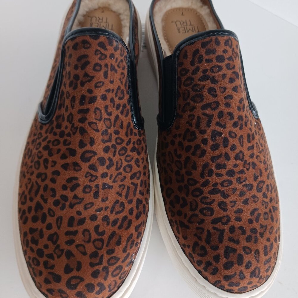 Women’s SZ 7 Narrow Slip on Shoe Flats, Athletic Casual Leopard Print Comfort